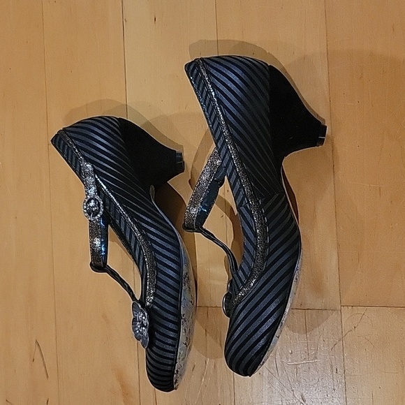 NWOB Irregular Choice Parakeet Black T-strap Shoes 8 - Picture 3 of 5